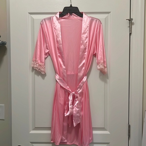 Pink Robe with Lace Trimmed Sleeves - Picture 4 of 7